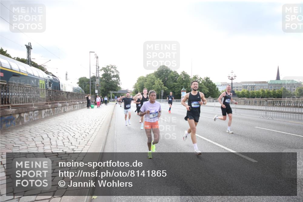 29.06.2025 - hella hamburg halbmarathon Jannik Wohlers http://msf.ph/oto/8141865 29.06.2025 09:45:03 Lombardsbrücke 57, 1758, 1990, 2689, 3043, 4050, 4129, 4698, 4749, 5070, 5328, 5746, 5826, 6358, 7272, 7389, 7481, 7651, 7723, 8209, 8883, 9137, 9381, 9571, 9634, 10017, 10171, 11413, 11857, 12049, 12234, 12691, 12988, 14028, 14395, 14784, 15621, 15672, 15826, 16157, 16711, 17151, 17175, 17374, 17802, 18099, 18102, 18177, 18692, 19194, 19202, 19203, 19204 meine-sportfotos.de