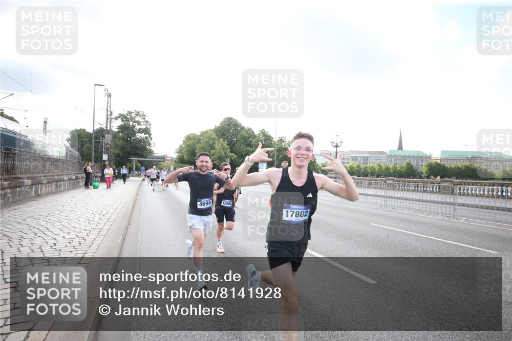 29.06.2025 - hella hamburg halbmarathon Jannik Wohlers http://msf.ph/oto/8141928 29.06.2025 09:45:04 Lombardsbrücke 57, 1758, 1990, 2689, 3043, 4050, 4129, 4698, 4749, 5070, 5328, 5746, 5826, 6358, 7272, 7389, 7481, 7651, 7723, 8209, 8883, 9137, 9381, 9571, 9634, 10017, 10171, 11413, 11857, 12049, 12234, 12691, 12988, 14028, 14395, 14784, 15621, 15672, 15826, 16157, 16711, 17151, 17175, 17374, 17802, 18099, 18102, 18177, 18692, 19194, 19202, 19203, 19204 meine-sportfotos.de