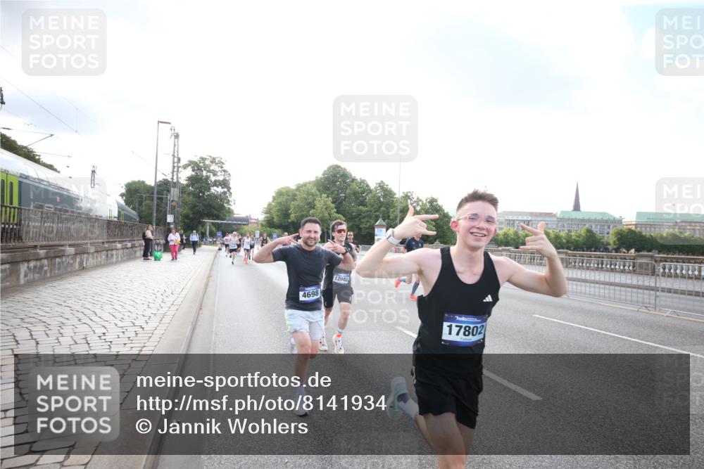 29.06.2025 - hella hamburg halbmarathon Jannik Wohlers http://msf.ph/oto/8141934 29.06.2025 09:45:04 Lombardsbrücke 57, 1758, 1990, 2689, 3043, 4050, 4129, 4698, 4749, 5070, 5328, 5746, 5826, 6358, 7272, 7389, 7481, 7651, 7723, 8209, 8883, 9137, 9381, 9571, 9634, 10017, 10171, 11413, 11857, 12049, 12234, 12691, 12988, 14028, 14395, 14784, 15621, 15672, 15826, 16157, 16711, 17151, 17175, 17374, 17802, 18099, 18102, 18177, 18692, 19194, 19202, 19203, 19204 meine-sportfotos.de