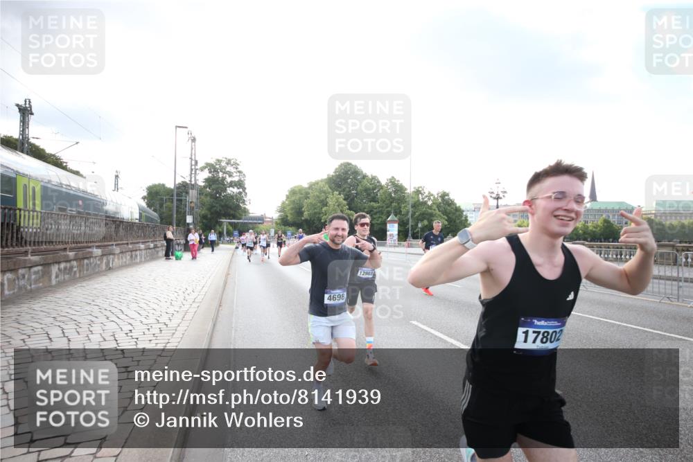 29.06.2025 - hella hamburg halbmarathon Jannik Wohlers http://msf.ph/oto/8141939 29.06.2025 09:45:04 Lombardsbrücke 57, 1758, 1990, 2689, 3043, 4050, 4129, 4698, 4749, 5070, 5328, 5746, 5826, 6358, 7272, 7389, 7481, 7651, 7723, 8209, 8883, 9137, 9381, 9571, 9634, 10017, 10171, 11413, 11857, 12049, 12234, 12691, 12988, 14028, 14395, 14784, 15621, 15672, 15826, 16157, 16711, 17151, 17175, 17374, 17802, 18099, 18102, 18177, 18692, 19194, 19202, 19203, 19204 meine-sportfotos.de