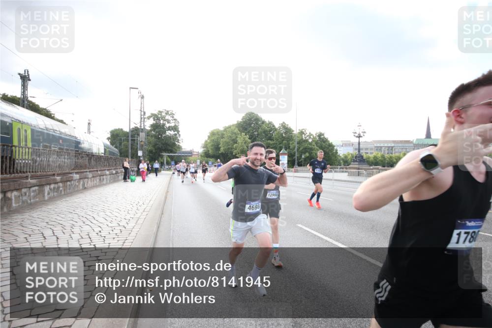 29.06.2025 - hella hamburg halbmarathon Jannik Wohlers http://msf.ph/oto/8141945 29.06.2025 09:45:04 Lombardsbrücke 57, 1758, 1990, 2689, 3043, 4050, 4129, 4698, 4749, 5070, 5328, 5746, 5826, 6358, 7272, 7389, 7481, 7651, 7723, 8209, 8883, 9137, 9381, 9571, 9634, 10017, 10171, 11413, 11857, 12049, 12234, 12691, 12988, 14028, 14395, 14784, 15621, 15672, 15826, 16157, 16711, 17151, 17175, 17374, 17802, 18099, 18102, 18177, 18692, 19194, 19202, 19203, 19204 meine-sportfotos.de