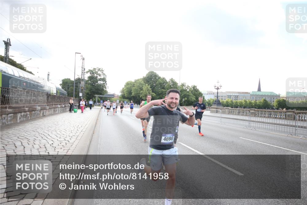 29.06.2025 - hella hamburg halbmarathon Jannik Wohlers http://msf.ph/oto/8141958 29.06.2025 09:45:04 Lombardsbrücke 57, 1758, 1990, 2689, 3043, 4050, 4129, 4698, 4749, 5070, 5328, 5746, 5826, 6358, 7272, 7389, 7481, 7651, 7723, 8209, 8883, 9137, 9381, 9571, 9634, 10017, 10171, 11413, 11857, 12049, 12234, 12691, 12988, 14028, 14395, 14784, 15621, 15672, 15826, 16157, 16711, 17151, 17175, 17374, 17802, 18099, 18102, 18177, 18692, 19194, 19202, 19203, 19204 meine-sportfotos.de