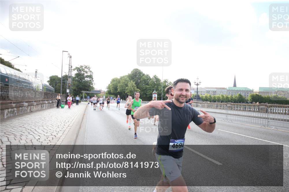 29.06.2025 - hella hamburg halbmarathon Jannik Wohlers http://msf.ph/oto/8141973 29.06.2025 09:45:05 Lombardsbrücke 57, 1758, 1990, 2689, 3043, 4050, 4129, 4679, 4698, 4749, 5070, 5328, 5746, 5826, 6358, 7272, 7389, 7481, 7651, 7723, 8209, 8883, 9137, 9381, 9571, 9634, 10017, 10171, 11413, 11857, 12234, 12691, 12988, 13618, 14028, 14395, 14466, 14784, 15621, 15672, 15826, 15887, 16711, 17151, 17175, 17374, 17802, 18099, 18102, 18177, 18692, 19194, 19202, 19203, 19204 meine-sportfotos.de