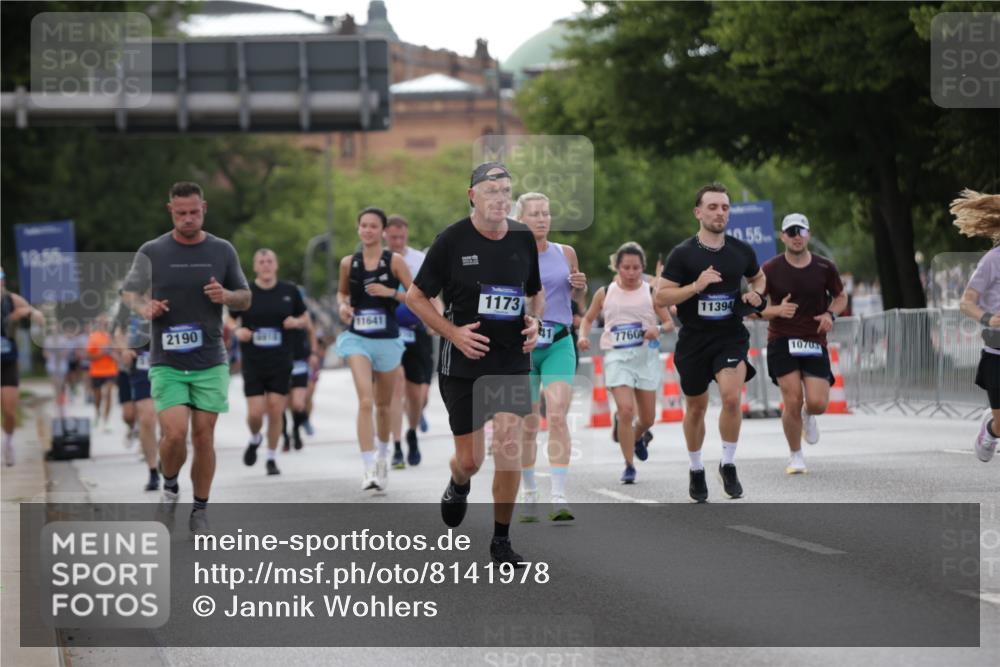 29.06.2025 - hella hamburg halbmarathon Jannik Wohlers http://msf.ph/oto/8141978 29.06.2025 10:07:13 Lombardsbrücke 1173, 1893, 2032, 2136, 2190, 3922, 4502, 4550, 5100, 6196, 7019, 7760, 9967, 10212, 10703, 11114, 11394, 11641, 12378, 15051, 15673, 16241, 16539, 17062, 18270, 18721, 19134 meine-sportfotos.de