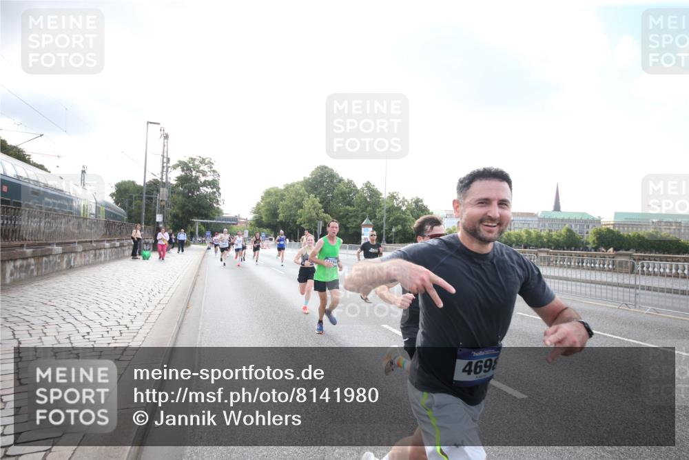 29.06.2025 - hella hamburg halbmarathon Jannik Wohlers http://msf.ph/oto/8141980 29.06.2025 09:45:05 Lombardsbrücke 57, 1758, 1990, 2689, 3043, 4050, 4129, 4679, 4698, 4749, 5070, 5328, 5746, 5826, 6358, 7272, 7389, 7481, 7651, 7723, 8209, 8883, 9137, 9381, 9571, 9634, 10017, 10171, 11413, 11857, 12234, 12691, 12988, 13618, 14028, 14395, 14466, 14784, 15621, 15672, 15826, 15887, 16711, 17151, 17175, 17374, 17802, 18099, 18102, 18177, 18692, 19194, 19202, 19203, 19204 meine-sportfotos.de