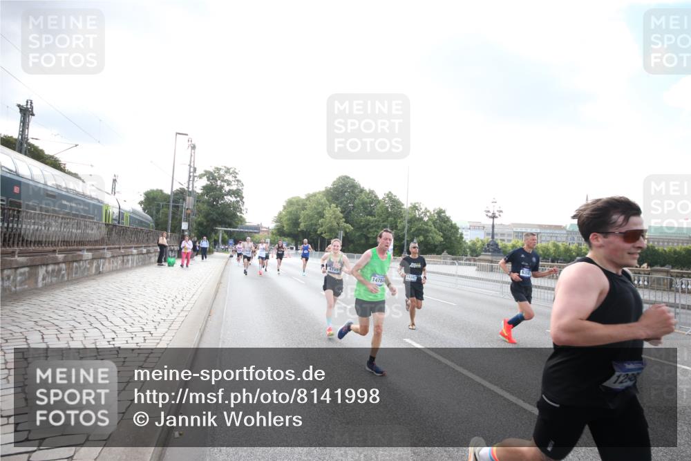 29.06.2025 - hella hamburg halbmarathon Jannik Wohlers http://msf.ph/oto/8141998 29.06.2025 09:45:05 Lombardsbrücke 57, 1758, 1990, 2689, 3043, 4050, 4129, 4679, 4698, 4749, 5070, 5328, 5746, 5826, 6358, 7272, 7389, 7481, 7651, 7723, 8209, 8883, 9137, 9381, 9571, 9634, 10017, 10171, 11413, 11857, 12234, 12691, 12988, 13618, 14028, 14395, 14466, 14784, 15621, 15672, 15826, 15887, 16711, 17151, 17175, 17374, 17802, 18099, 18102, 18177, 18692, 19194, 19202, 19203, 19204 meine-sportfotos.de