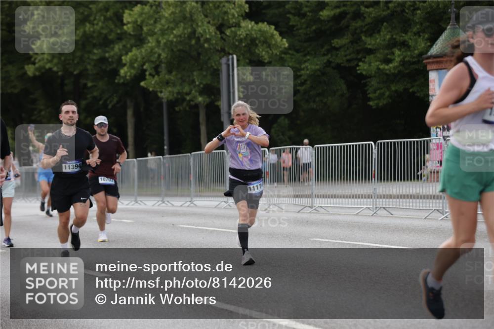 29.06.2025 - hella hamburg halbmarathon Jannik Wohlers http://msf.ph/oto/8142026 29.06.2025 10:07:16 Lombardsbrücke 1173, 1893, 2136, 2190, 3922, 4502, 5100, 6196, 6918, 7019, 7760, 9071, 9967, 10212, 10703, 11114, 11394, 11641, 12378, 16241, 16539, 16915, 18270, 18721, 19134 meine-sportfotos.de