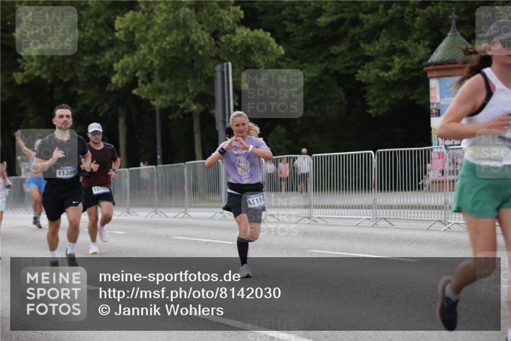 29.06.2025 - hella hamburg halbmarathon Jannik Wohlers http://msf.ph/oto/8142030 29.06.2025 10:07:16 Lombardsbrücke 1173, 1893, 2136, 2190, 3922, 4502, 5100, 6196, 6918, 7019, 7760, 9071, 9967, 10212, 10703, 11114, 11394, 11641, 12378, 16241, 16539, 16915, 18270, 18721, 19134 meine-sportfotos.de