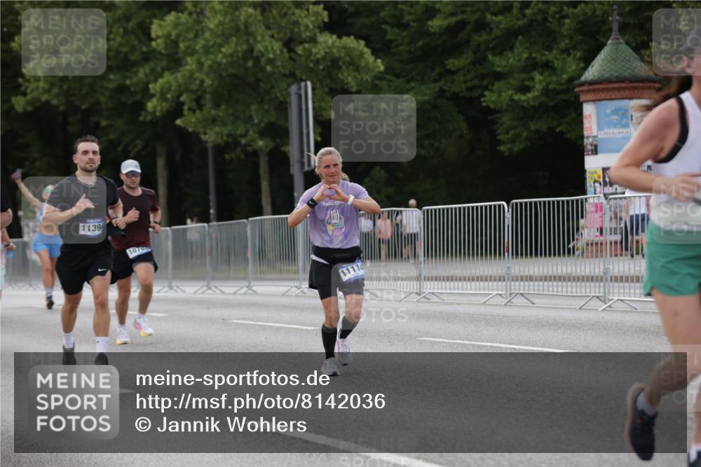 29.06.2025 - hella hamburg halbmarathon Jannik Wohlers http://msf.ph/oto/8142036 29.06.2025 10:07:16 Lombardsbrücke 1173, 1893, 2136, 2190, 3922, 4502, 5100, 6196, 6918, 7019, 7760, 9071, 9967, 10212, 10703, 11114, 11394, 11641, 12378, 16241, 16539, 16915, 18270, 18721, 19134 meine-sportfotos.de