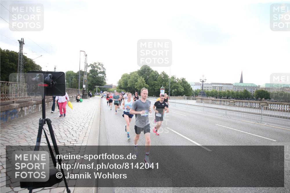 29.06.2025 - hella hamburg halbmarathon Jannik Wohlers http://msf.ph/oto/8142041 29.06.2025 09:45:20 Lombardsbrücke 1686, 1707, 2689, 4129, 4679, 5187, 5550, 6878, 7965, 8190, 10017, 10270, 10484, 10876, 11120, 12232, 12308, 12691, 13066, 13343, 13618, 13686, 14395, 14466, 14549, 14622, 15826, 15887, 16712, 16724, 16755, 17117, 17151, 17191, 17197, 18135, 18177 meine-sportfotos.de