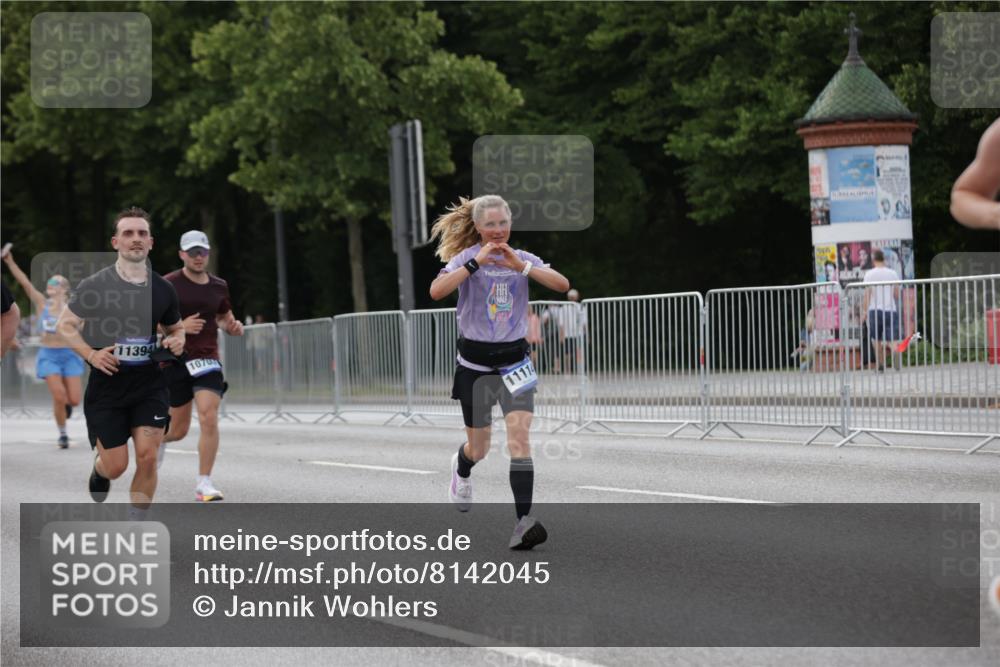 29.06.2025 - hella hamburg halbmarathon Jannik Wohlers http://msf.ph/oto/8142045 29.06.2025 10:07:16 Lombardsbrücke 1173, 1893, 2136, 2190, 3922, 4502, 5100, 6196, 6918, 7019, 7760, 9071, 9967, 10212, 10703, 11114, 11394, 11641, 12378, 16241, 16539, 16915, 18270, 18721, 19134 meine-sportfotos.de