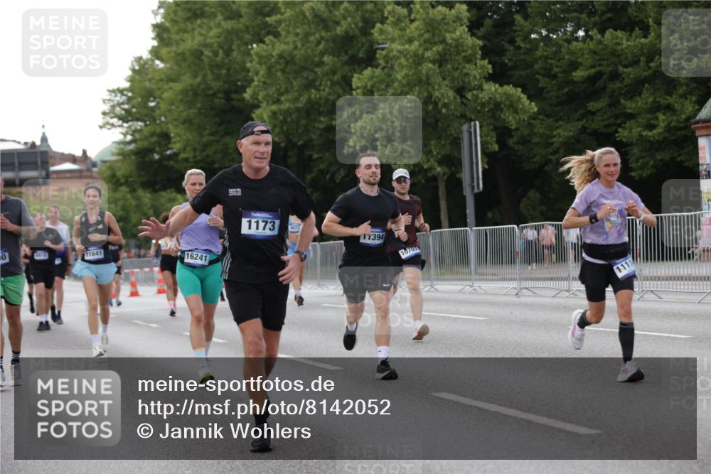 29.06.2025 - hella hamburg halbmarathon Jannik Wohlers http://msf.ph/oto/8142052 29.06.2025 10:07:17 Lombardsbrücke 1173, 1893, 2136, 2190, 3922, 4502, 5100, 6196, 6918, 7019, 7760, 9071, 9967, 10212, 10703, 11114, 11394, 11641, 12378, 16241, 16539, 16915, 18270, 18721, 19134 meine-sportfotos.de