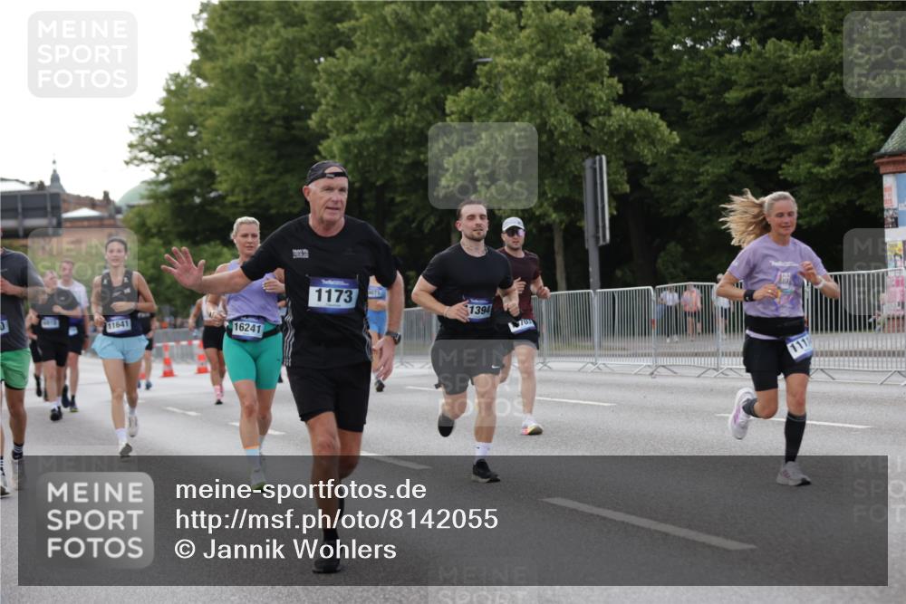 29.06.2025 - hella hamburg halbmarathon Jannik Wohlers http://msf.ph/oto/8142055 29.06.2025 10:07:17 Lombardsbrücke 1173, 1893, 2136, 2190, 3922, 4502, 5100, 6196, 6918, 7019, 7760, 9071, 9967, 10212, 10703, 11114, 11394, 11641, 12378, 16241, 16539, 16915, 18270, 18721, 19134 meine-sportfotos.de