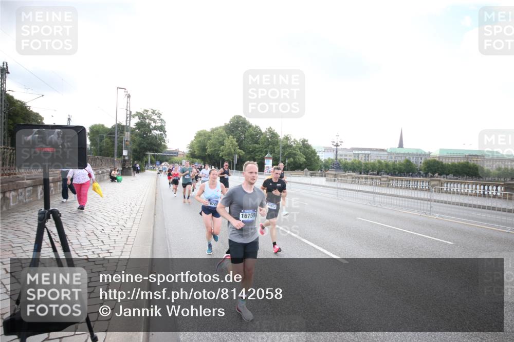 29.06.2025 - hella hamburg halbmarathon Jannik Wohlers http://msf.ph/oto/8142058 29.06.2025 09:45:21 Lombardsbrücke 1686, 1707, 2689, 4129, 4679, 5187, 5550, 6878, 7965, 8190, 10017, 10270, 10484, 10876, 11120, 12232, 12308, 12691, 13066, 13343, 13618, 13686, 14466, 14549, 14622, 15826, 15887, 16712, 16724, 16755, 17117, 17151, 17191, 17197, 18135, 18177 meine-sportfotos.de