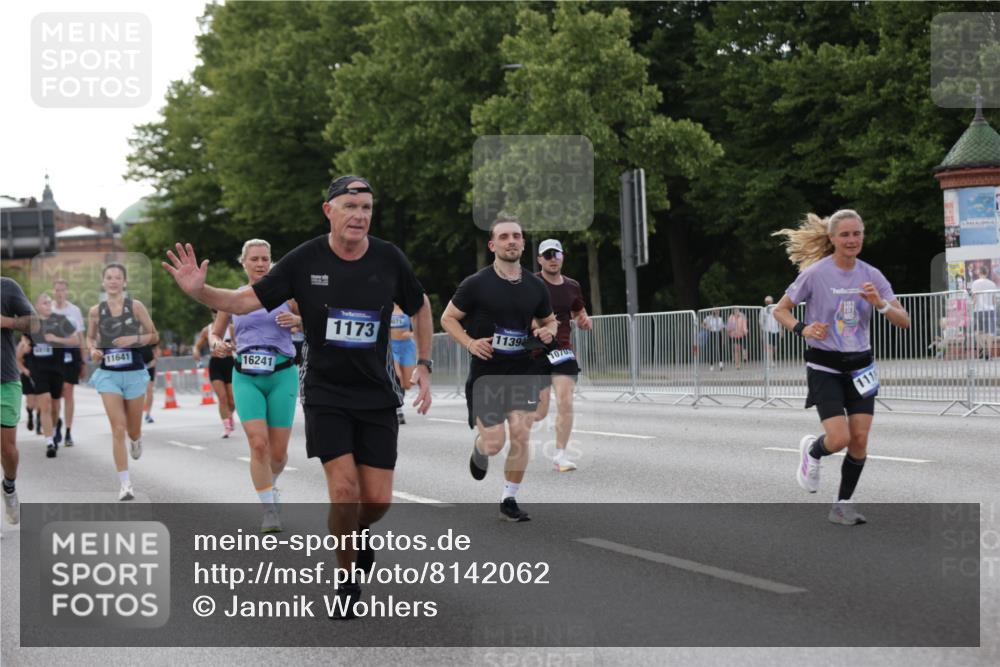 29.06.2025 - hella hamburg halbmarathon Jannik Wohlers http://msf.ph/oto/8142062 29.06.2025 10:07:17 Lombardsbrücke 1173, 1893, 2136, 2190, 3922, 4502, 5100, 6196, 6918, 7019, 7760, 9071, 9967, 10212, 10703, 11114, 11394, 11641, 12378, 16241, 16539, 16915, 18270, 18721, 19134 meine-sportfotos.de
