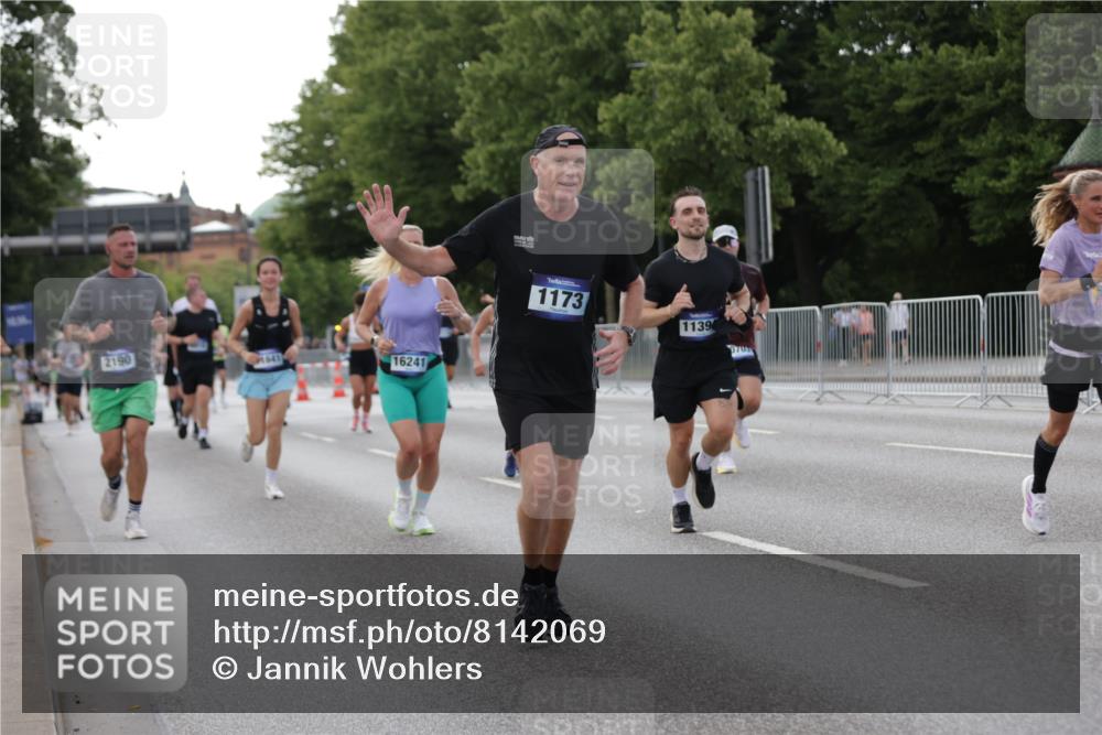 29.06.2025 - hella hamburg halbmarathon Jannik Wohlers http://msf.ph/oto/8142069 29.06.2025 10:07:18 Lombardsbrücke 1173, 1893, 2136, 2190, 3922, 4502, 5100, 6918, 7019, 7760, 9071, 10212, 10703, 11114, 11394, 11641, 12378, 12789, 16241, 16539, 16915, 18270, 18721, 19134 meine-sportfotos.de