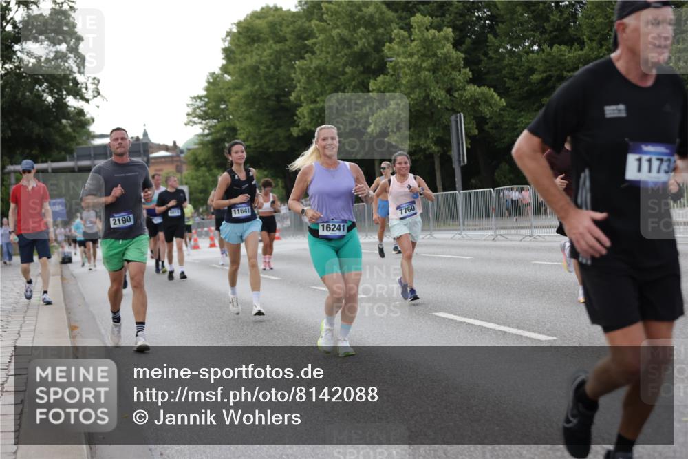 29.06.2025 - hella hamburg halbmarathon Jannik Wohlers http://msf.ph/oto/8142088 29.06.2025 10:07:19 Lombardsbrücke 1173, 2136, 2190, 2309, 3328, 3922, 4502, 5100, 6918, 7019, 7760, 9071, 9966, 10212, 10703, 11114, 11394, 11641, 12378, 12789, 16241, 16539, 16915, 18270, 18721, 19134 meine-sportfotos.de