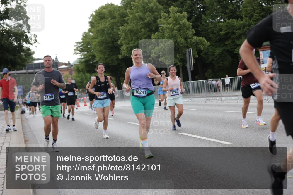 29.06.2025 - hella hamburg halbmarathon Jannik Wohlers http://msf.ph/oto/8142101 29.06.2025 10:07:19 Lombardsbrücke 1173, 2136, 2190, 2309, 3328, 3922, 4502, 5100, 6918, 7019, 7760, 9071, 9966, 10212, 10703, 11114, 11394, 11641, 12378, 12789, 16241, 16539, 16915, 18270, 18721, 19134 meine-sportfotos.de