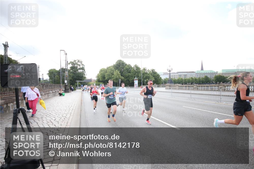 29.06.2025 - hella hamburg halbmarathon Jannik Wohlers http://msf.ph/oto/8142178 29.06.2025 09:45:22 Lombardsbrücke 1686, 1707, 2689, 4679, 5187, 5550, 6878, 7880, 7965, 8190, 10017, 10270, 10484, 10876, 11120, 12232, 12308, 12691, 13066, 13167, 13343, 13618, 13686, 14466, 14549, 14622, 15507, 15826, 15887, 16712, 16724, 16755, 17117, 17151, 17191, 17197, 18135, 18177 meine-sportfotos.de