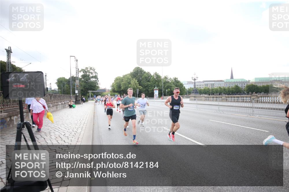29.06.2025 - hella hamburg halbmarathon Jannik Wohlers http://msf.ph/oto/8142184 29.06.2025 09:45:22 Lombardsbrücke 1686, 1707, 2689, 4679, 5187, 5550, 6878, 7880, 7965, 8190, 10017, 10270, 10484, 10876, 11120, 12232, 12308, 12691, 13066, 13167, 13343, 13618, 13686, 14466, 14549, 14622, 15507, 15826, 15887, 16712, 16724, 16755, 17117, 17151, 17191, 17197, 18135, 18177 meine-sportfotos.de