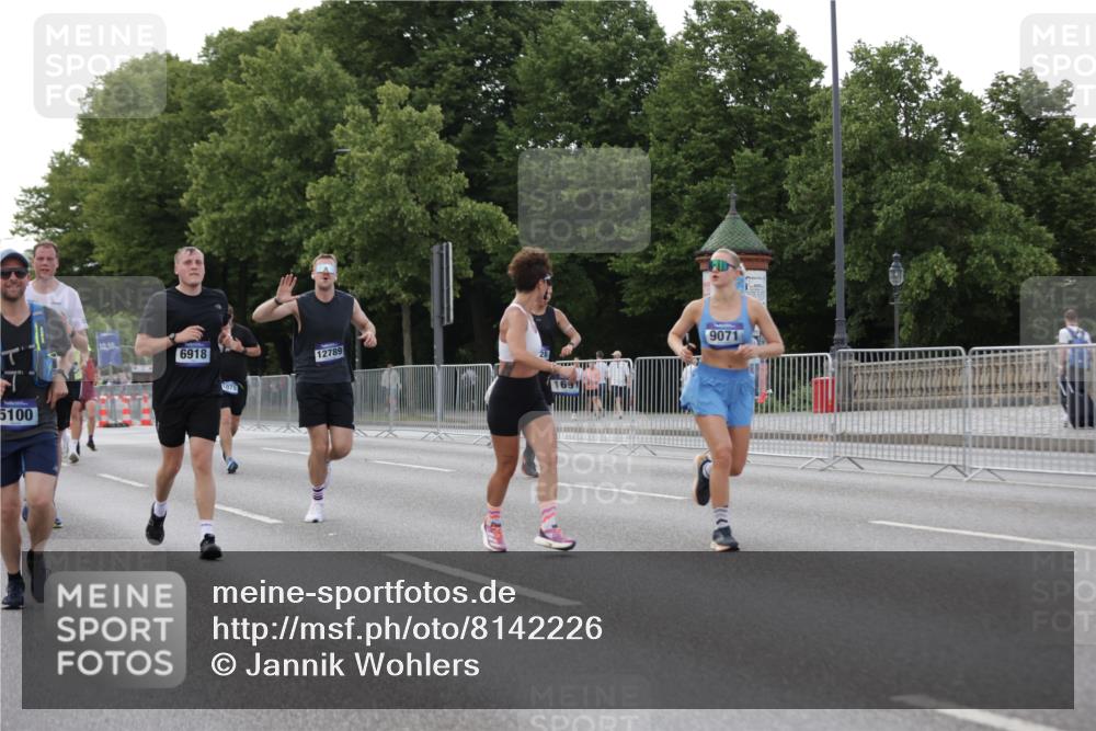 29.06.2025 - hella hamburg halbmarathon Jannik Wohlers http://msf.ph/oto/8142226 29.06.2025 10:07:23 Lombardsbrücke 1079, 1173, 2136, 2190, 2309, 3328, 4228, 4502, 4864, 5100, 6918, 7019, 7760, 9071, 9966, 10212, 10703, 11114, 11394, 11641, 12378, 12789, 13458, 16241, 16539, 16915, 18270, 18531, 18721, 19134 meine-sportfotos.de