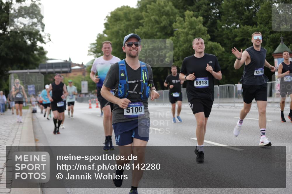 29.06.2025 - hella hamburg halbmarathon Jannik Wohlers http://msf.ph/oto/8142280 29.06.2025 10:07:25 Lombardsbrücke 1079, 1173, 2190, 2309, 3328, 4228, 4502, 4864, 5100, 5287, 6918, 7760, 9071, 9966, 10212, 10703, 11114, 11394, 11641, 12378, 12789, 13458, 15785, 16241, 16539, 16809, 16915, 18270, 18531, 18721, 19134 meine-sportfotos.de