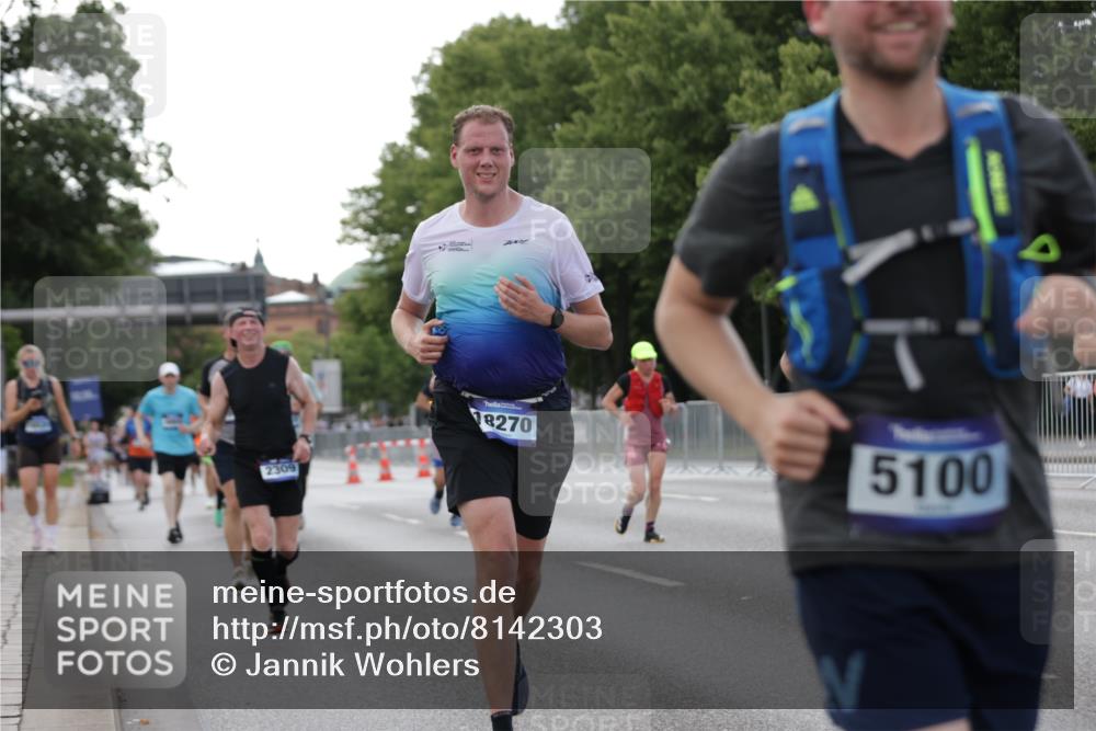 29.06.2025 - hella hamburg halbmarathon Jannik Wohlers http://msf.ph/oto/8142303 29.06.2025 10:07:26 Lombardsbrücke 1079, 1173, 2190, 2309, 3328, 4228, 4864, 5100, 5287, 6918, 7760, 9071, 9966, 10212, 10703, 11114, 11394, 11641, 12378, 12789, 13458, 15785, 16241, 16539, 16809, 16915, 18270, 18531, 19134 meine-sportfotos.de