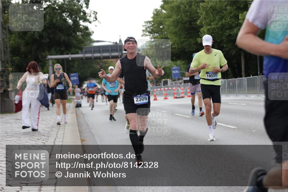 29.06.2025 - hella hamburg halbmarathon Jannik Wohlers http://msf.ph/oto/8142328 29.06.2025 10:07:27 Lombardsbrücke 1079, 1173, 2190, 2309, 3328, 4228, 4864, 5100, 5287, 6918, 7760, 9071, 9966, 10212, 10703, 11114, 11394, 11641, 12378, 12789, 13458, 15785, 16241, 16539, 16809, 16915, 18270, 18531, 19134 meine-sportfotos.de