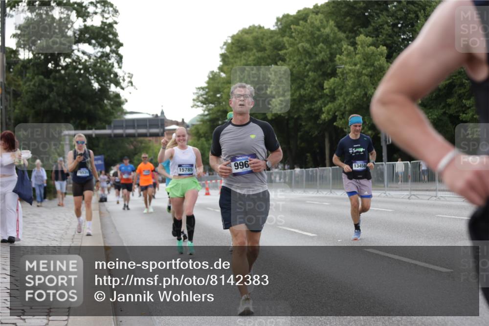 29.06.2025 - hella hamburg halbmarathon Jannik Wohlers http://msf.ph/oto/8142383 29.06.2025 10:07:30 Lombardsbrücke 1079, 1173, 1527, 2190, 2309, 3328, 4228, 4864, 5100, 5287, 6918, 7760, 9071, 9966, 10703, 11114, 11394, 11641, 12789, 12893, 13458, 15785, 16241, 16539, 16809, 16915, 18270, 18531 meine-sportfotos.de