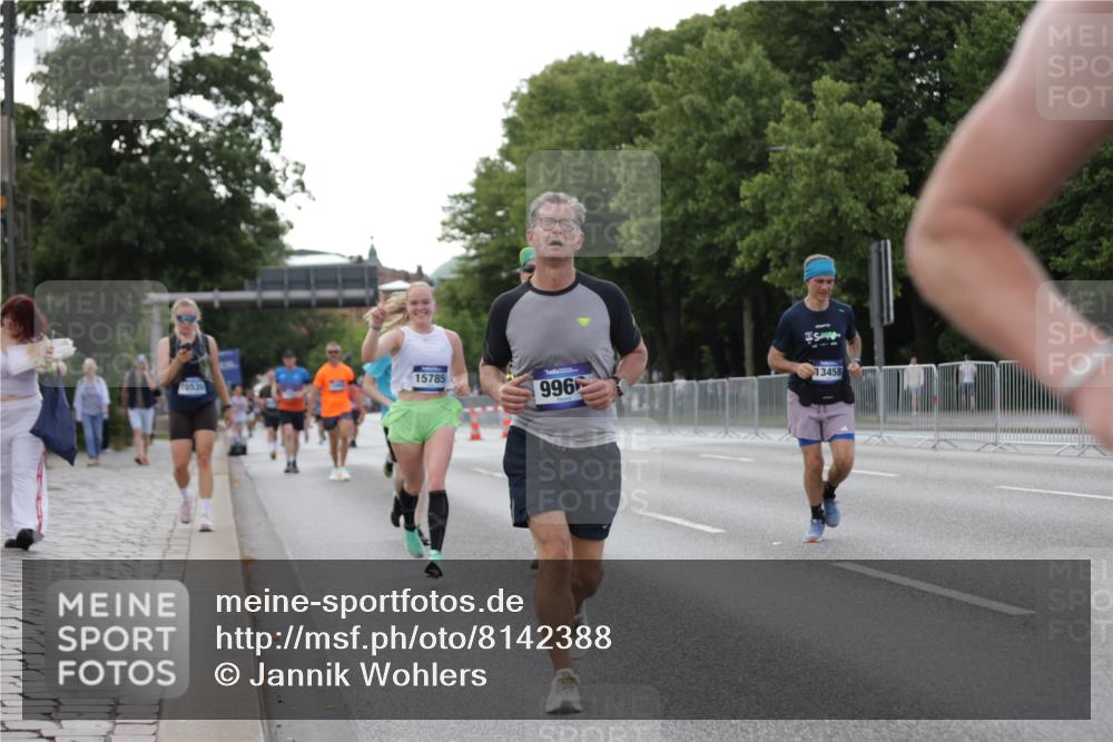 29.06.2025 - hella hamburg halbmarathon Jannik Wohlers http://msf.ph/oto/8142388 29.06.2025 10:07:30 Lombardsbrücke 1079, 1173, 1527, 2190, 2309, 3328, 4228, 4864, 5100, 5287, 6918, 7760, 9071, 9966, 10703, 11114, 11394, 11641, 12789, 12893, 13458, 15785, 16241, 16539, 16809, 16915, 18270, 18531 meine-sportfotos.de