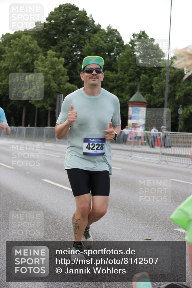 29.06.2025 - hella hamburg halbmarathon Jannik Wohlers http://msf.ph/oto/8142507 29.06.2025 10:07:33 Lombardsbrücke 1079, 1527, 2309, 3328, 4228, 4864, 5100, 5287, 6918, 7760, 9071, 9966, 10703, 11114, 11394, 11641, 12789, 12893, 13458, 15785, 16539, 16809, 16915, 18270, 18531 meine-sportfotos.de