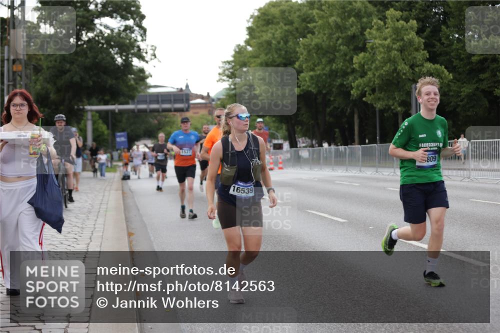 29.06.2025 - hella hamburg halbmarathon Jannik Wohlers http://msf.ph/oto/8142563 29.06.2025 10:07:36 Lombardsbrücke 1079, 1527, 2309, 3328, 4228, 4864, 5287, 7348, 8585, 9071, 9966, 12789, 12893, 13458, 15785, 16809, 16915, 18325, 18531 meine-sportfotos.de