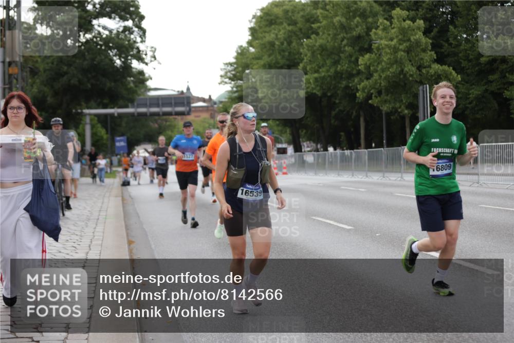 29.06.2025 - hella hamburg halbmarathon Jannik Wohlers http://msf.ph/oto/8142566 29.06.2025 10:07:36 Lombardsbrücke 1079, 1527, 2309, 3328, 4228, 4864, 5287, 7348, 8585, 9071, 9966, 12789, 12893, 13458, 15785, 16809, 16915, 18325, 18531 meine-sportfotos.de