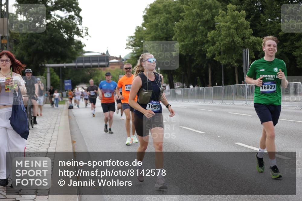 29.06.2025 - hella hamburg halbmarathon Jannik Wohlers http://msf.ph/oto/8142578 29.06.2025 10:07:36 Lombardsbrücke 1079, 1527, 2309, 3328, 4228, 4864, 5287, 7348, 8585, 9071, 9966, 12789, 12893, 13458, 15785, 16809, 16915, 18325, 18531 meine-sportfotos.de