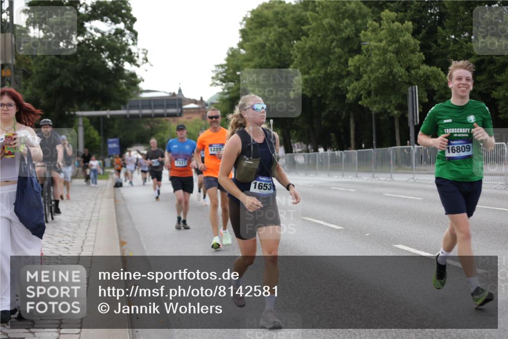 29.06.2025 - hella hamburg halbmarathon Jannik Wohlers http://msf.ph/oto/8142581 29.06.2025 10:07:36 Lombardsbrücke 1079, 1527, 2309, 3328, 4228, 4864, 5287, 7348, 8585, 9071, 9966, 12789, 12893, 13458, 15785, 16809, 16915, 18325, 18531 meine-sportfotos.de