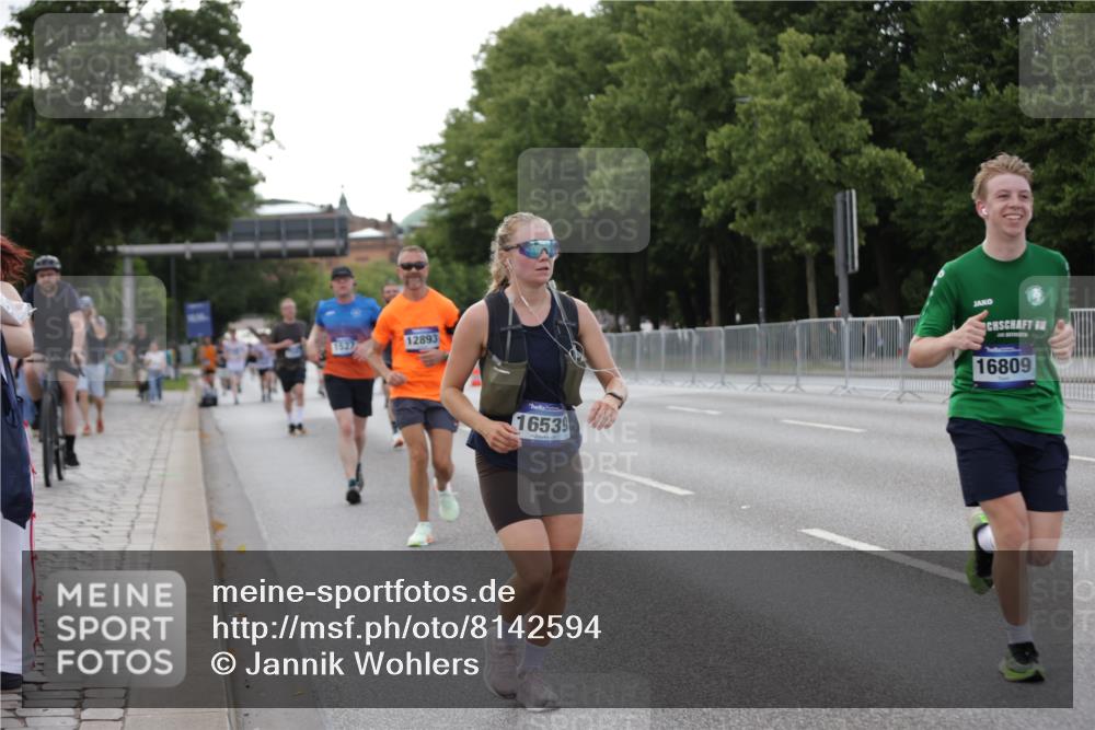 29.06.2025 - hella hamburg halbmarathon Jannik Wohlers http://msf.ph/oto/8142594 29.06.2025 10:07:36 Lombardsbrücke 1079, 1527, 2309, 3328, 4228, 4864, 5287, 7348, 8585, 9071, 9966, 12789, 12893, 13458, 15785, 16809, 16915, 18325, 18531 meine-sportfotos.de
