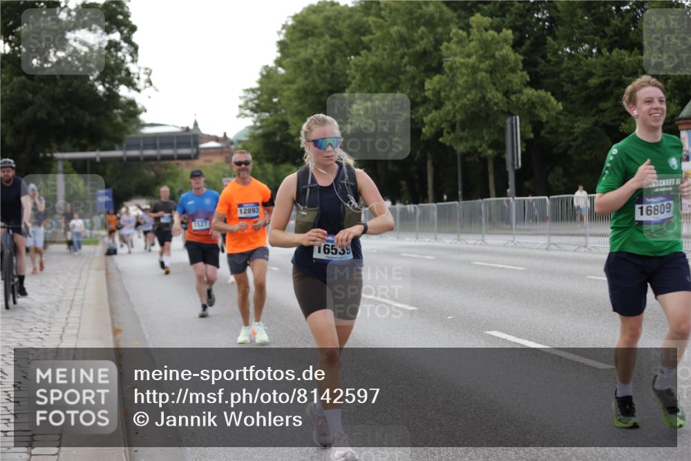 29.06.2025 - hella hamburg halbmarathon Jannik Wohlers http://msf.ph/oto/8142597 29.06.2025 10:07:36 Lombardsbrücke 1079, 1527, 2309, 3328, 4228, 4864, 5287, 7348, 8585, 9071, 9966, 12789, 12893, 13458, 15785, 16809, 16915, 18325, 18531 meine-sportfotos.de