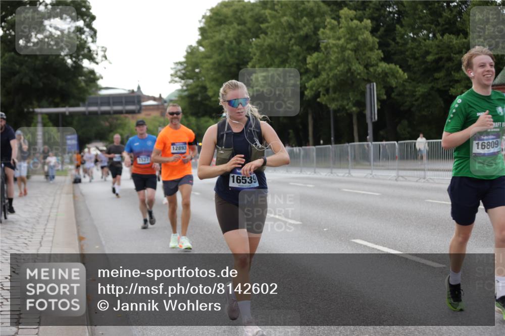 29.06.2025 - hella hamburg halbmarathon Jannik Wohlers http://msf.ph/oto/8142602 29.06.2025 10:07:36 Lombardsbrücke 1079, 1527, 2309, 3328, 4228, 4864, 5287, 7348, 8585, 9071, 9966, 12789, 12893, 13458, 15785, 16809, 16915, 18325, 18531 meine-sportfotos.de