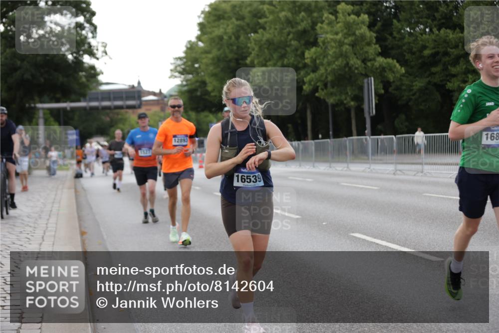 29.06.2025 - hella hamburg halbmarathon Jannik Wohlers http://msf.ph/oto/8142604 29.06.2025 10:07:36 Lombardsbrücke 1079, 1527, 2309, 3328, 4228, 4864, 5287, 7348, 8585, 9071, 9966, 12789, 12893, 13458, 15785, 16809, 16915, 18325, 18531 meine-sportfotos.de