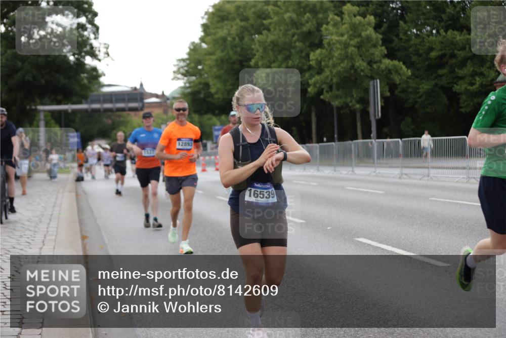 29.06.2025 - hella hamburg halbmarathon Jannik Wohlers http://msf.ph/oto/8142609 29.06.2025 10:07:36 Lombardsbrücke 1079, 1527, 2309, 3328, 4228, 4864, 5287, 7348, 8585, 9071, 9966, 12789, 12893, 13458, 15785, 16809, 16915, 18325, 18531 meine-sportfotos.de