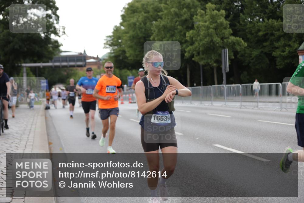 29.06.2025 - hella hamburg halbmarathon Jannik Wohlers http://msf.ph/oto/8142614 29.06.2025 10:07:36 Lombardsbrücke 1079, 1527, 2309, 3328, 4228, 4864, 5287, 7348, 8585, 9071, 9966, 12789, 12893, 13458, 15785, 16809, 16915, 18325, 18531 meine-sportfotos.de