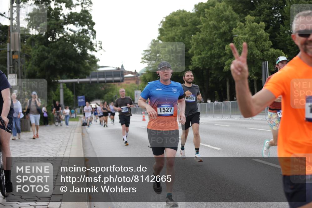 29.06.2025 - hella hamburg halbmarathon Jannik Wohlers http://msf.ph/oto/8142665 29.06.2025 10:07:39 Lombardsbrücke 1079, 1527, 2309, 3328, 4228, 4864, 5287, 7348, 8585, 9966, 12658, 12789, 12893, 13458, 15785, 16809, 18325, 18531 meine-sportfotos.de