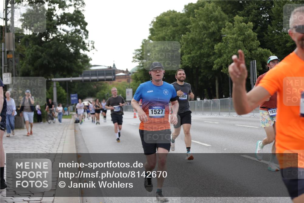 29.06.2025 - hella hamburg halbmarathon Jannik Wohlers http://msf.ph/oto/8142670 29.06.2025 10:07:39 Lombardsbrücke 1079, 1527, 2309, 3328, 4228, 4864, 5287, 7348, 8585, 9966, 12658, 12789, 12893, 13458, 15785, 16809, 18325, 18531 meine-sportfotos.de