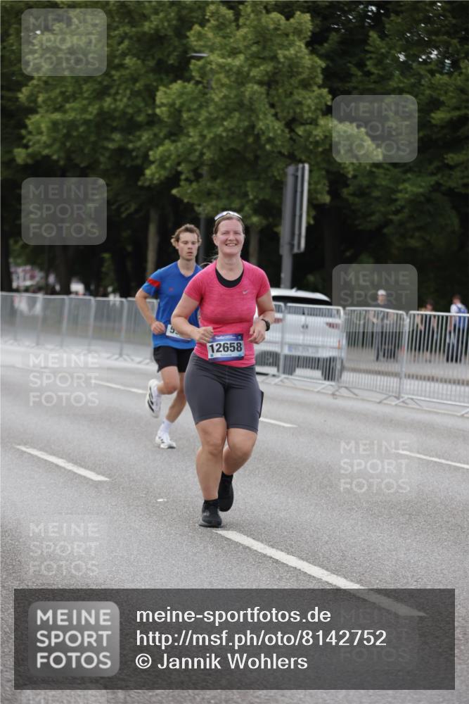 29.06.2025 - hella hamburg halbmarathon Jannik Wohlers http://msf.ph/oto/8142752 29.06.2025 10:07:46 Lombardsbrücke 1527, 2427, 5926, 7198, 7348, 8585, 9616, 10609, 10857, 12658, 12893, 13014, 14631, 15785, 16809, 18325 meine-sportfotos.de