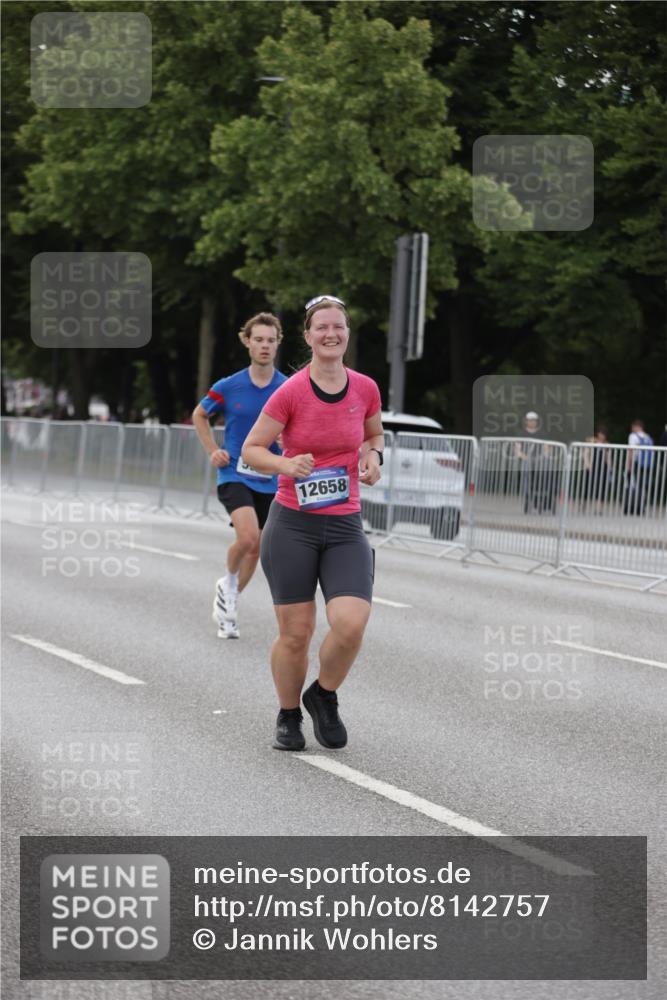 29.06.2025 - hella hamburg halbmarathon Jannik Wohlers http://msf.ph/oto/8142757 29.06.2025 10:07:46 Lombardsbrücke 1527, 2427, 5926, 7198, 7348, 8585, 9616, 10609, 10857, 12658, 12893, 13014, 14631, 15785, 16809, 18325 meine-sportfotos.de