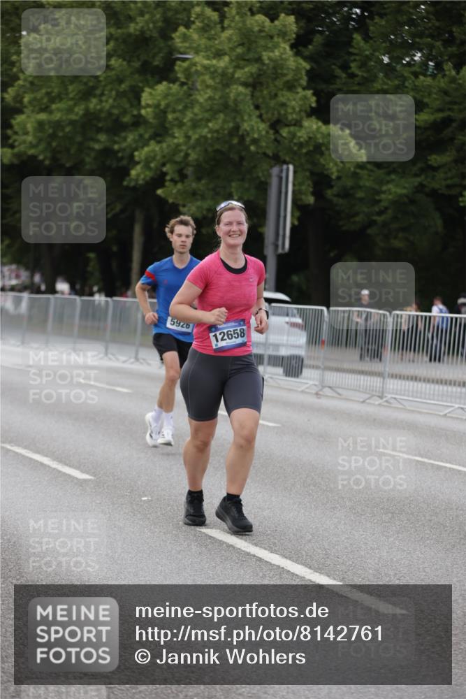 29.06.2025 - hella hamburg halbmarathon Jannik Wohlers http://msf.ph/oto/8142761 29.06.2025 10:07:46 Lombardsbrücke 1527, 2427, 5926, 7198, 7348, 8585, 9616, 10609, 10857, 12658, 12893, 13014, 14631, 15785, 16809, 18325 meine-sportfotos.de