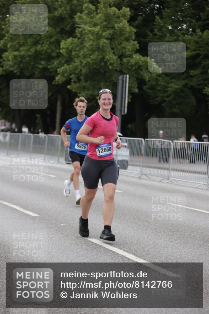 29.06.2025 - hella hamburg halbmarathon Jannik Wohlers http://msf.ph/oto/8142766 29.06.2025 10:07:46 Lombardsbrücke 1527, 2427, 5926, 7198, 7348, 8585, 9616, 10609, 10857, 12658, 12893, 13014, 14631, 15785, 16809, 18325 meine-sportfotos.de