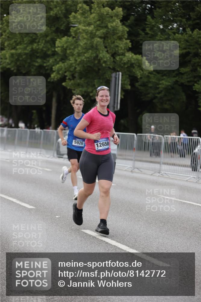 29.06.2025 - hella hamburg halbmarathon Jannik Wohlers http://msf.ph/oto/8142772 29.06.2025 10:07:46 Lombardsbrücke 1527, 2427, 5926, 7198, 7348, 8585, 9616, 10609, 10857, 12658, 12893, 13014, 14631, 15785, 16809, 18325 meine-sportfotos.de