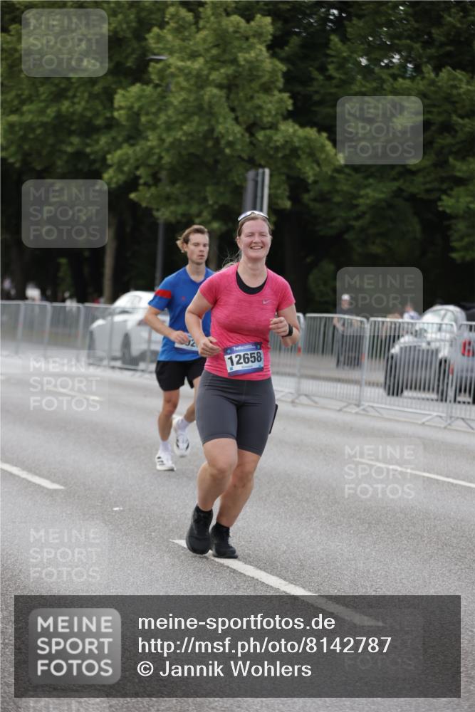 29.06.2025 - hella hamburg halbmarathon Jannik Wohlers http://msf.ph/oto/8142787 29.06.2025 10:07:46 Lombardsbrücke 1527, 2427, 5926, 7198, 7348, 8585, 9616, 10609, 10857, 12658, 12893, 13014, 14631, 15785, 16809, 18325 meine-sportfotos.de