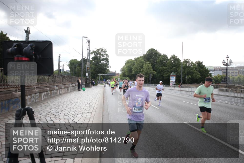 29.06.2025 - hella hamburg halbmarathon Jannik Wohlers http://msf.ph/oto/8142790 29.06.2025 09:45:44 Lombardsbrücke 1080, 1894, 2460, 2525, 3809, 3843, 4463, 4812, 5042, 6169, 6495, 7055, 7186, 7845, 8062, 8956, 9345, 10453, 11199, 11282, 11833, 12189, 12681, 13754, 14167, 14293, 14548, 14699, 15054, 15115, 15326, 15391, 15689, 15835, 16148, 16507, 16580, 16695, 16963, 17056, 17322, 17691, 17768, 18235, 18562, 18563, 18854, 19022, 19118 meine-sportfotos.de
